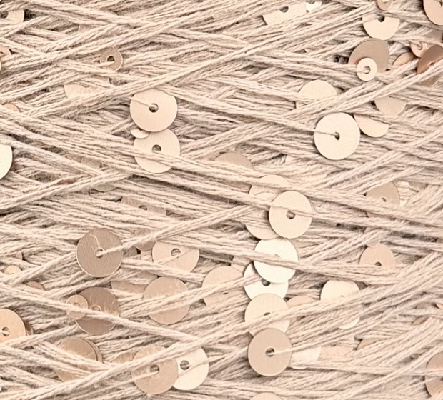 Art. Brillante 260 m / 100 g – Baumwolle mit Maxi-Pailletten col. Heller Beige